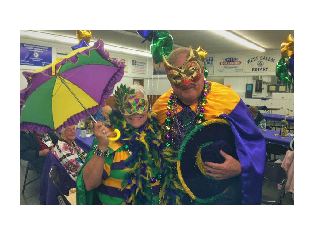 Bienvenus dressed in Mardi Gras attire