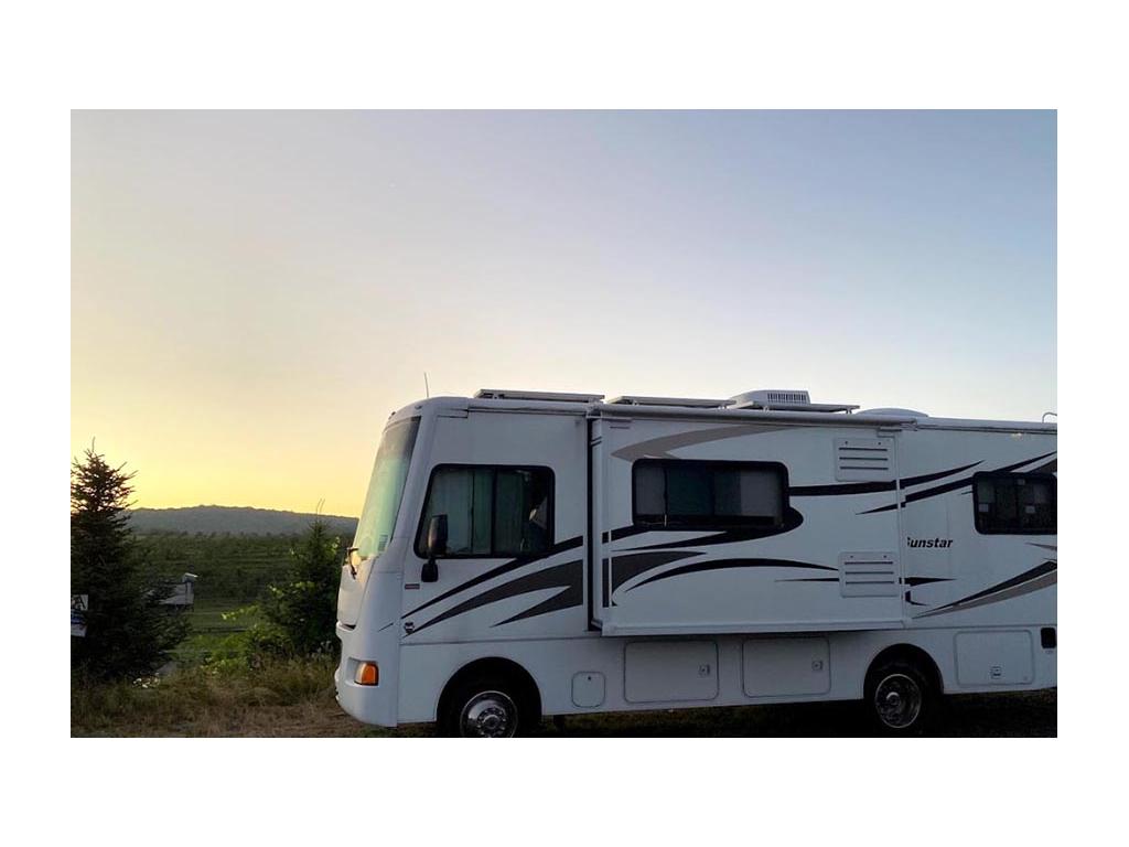 Winnebago Sunstar parked at Harvest Host in Connecticut