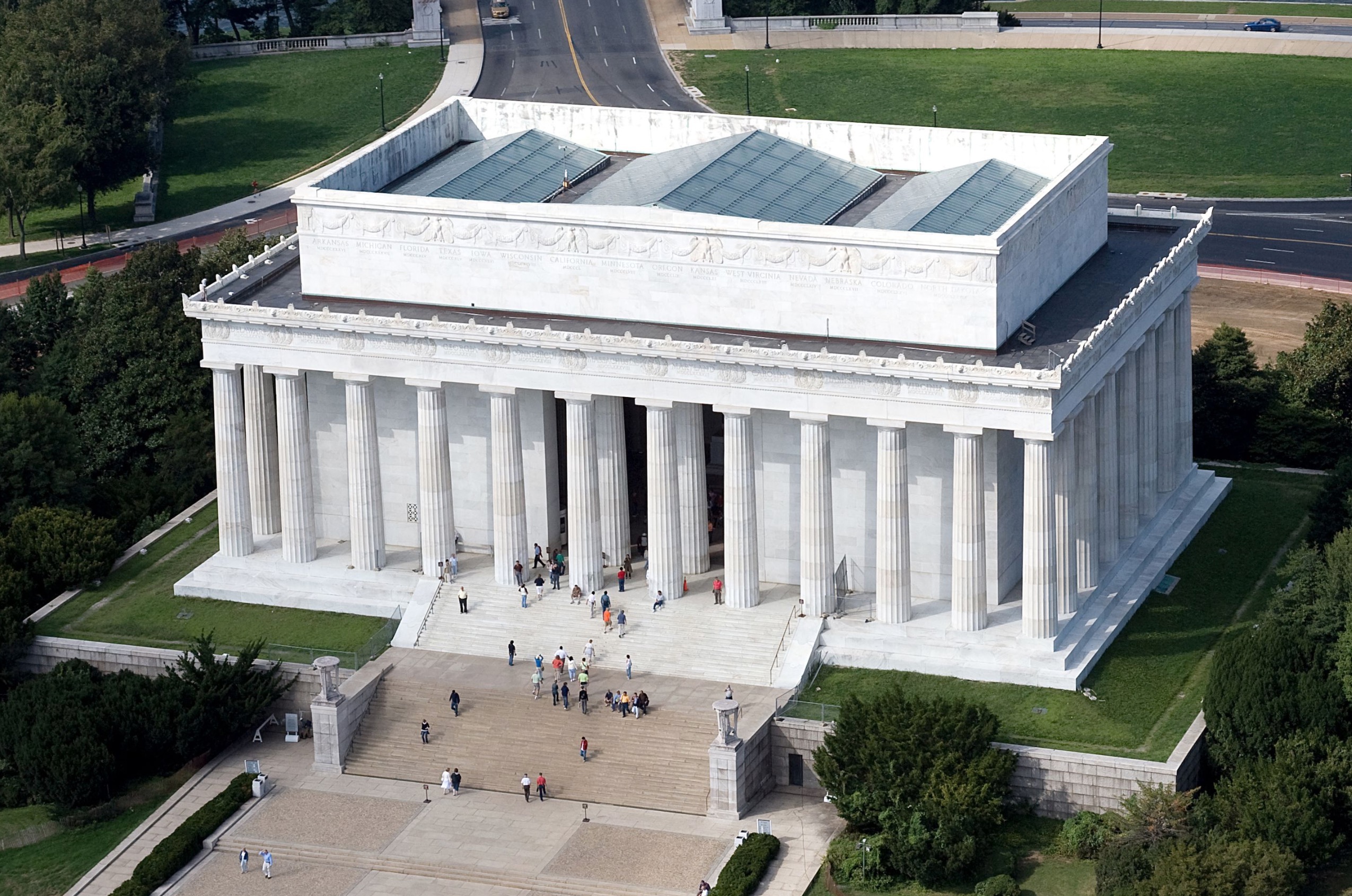 Crowds walking up the steps to the Lincoln Memorial.