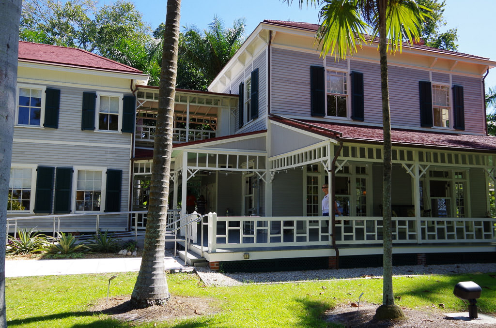 Ford FL home sitting among palm trees.